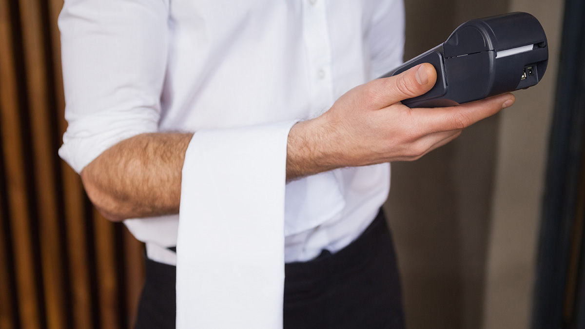 Woman Thinks It’s Not Fair To Split The Bill For Meal She Didn’t Eat, Gets A Reality Check