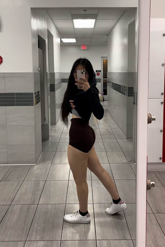 Sara Conde showing weight loss progress in a gym mirror selfie. Sara Conde showing weight loss progress in a gym mirror selfie.