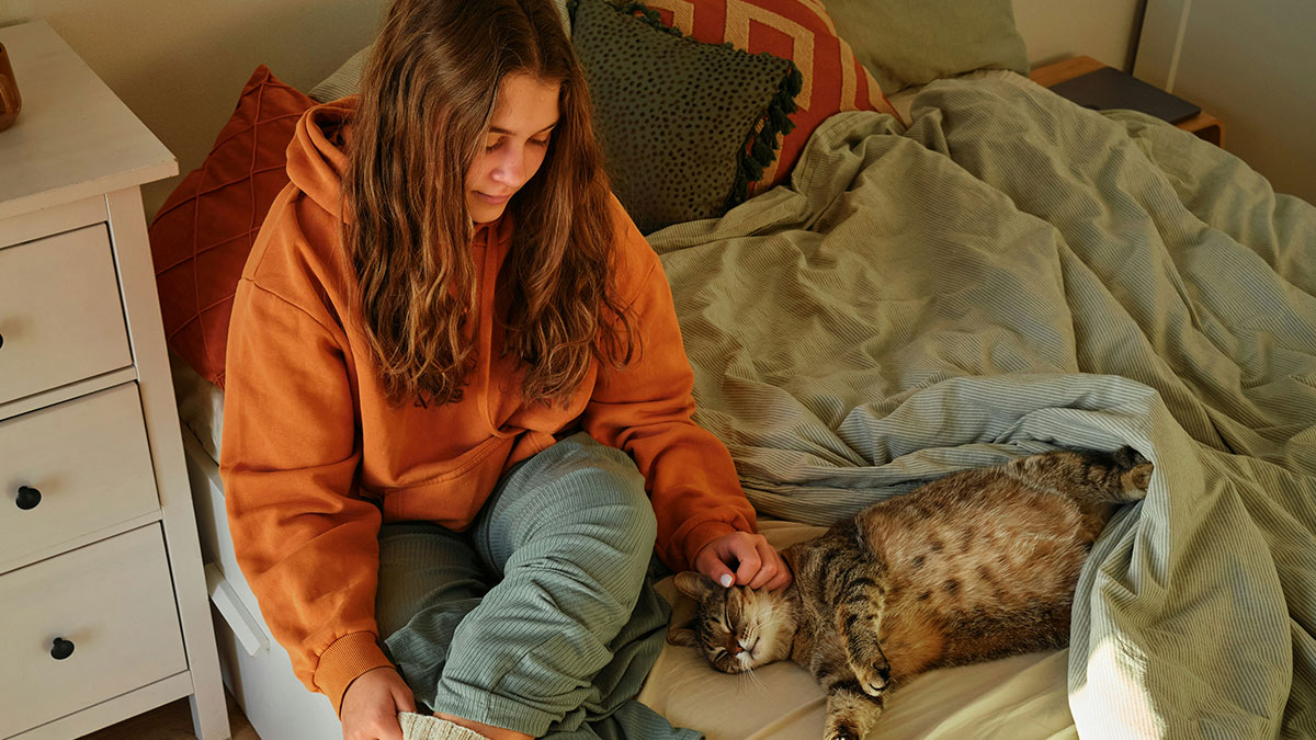 Couple Offers To Let Homeless Friend Stay With Them, Didn’t See Her Audacity And Entitlement Coming