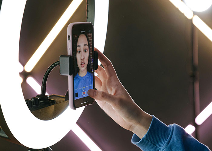 Woman Explains Why Everyone Looking The Same Is A Warning Sign Woman Explains Why Everyone Looking The Same Is A Warning Sign