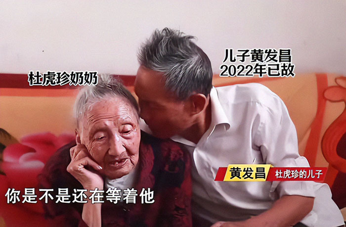 Elderly Chinese woman sitting with her son, symbolizing life and waiting. Elderly Chinese woman sitting with her son, symbolizing life and waiting.