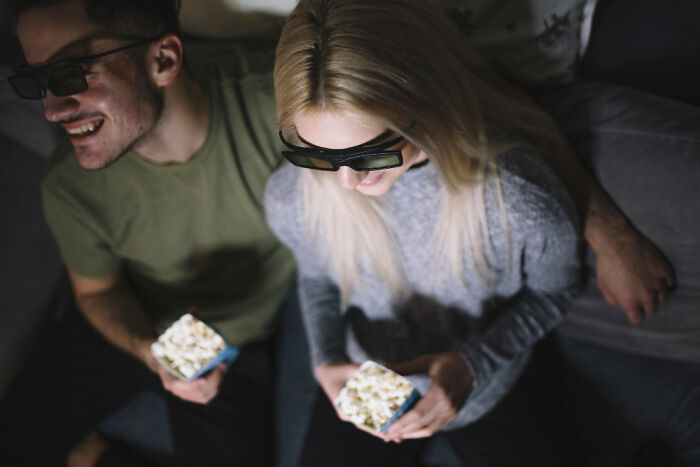 “Cheeks Sore From Laughing”: 30 Green Flags To Look For When Dating