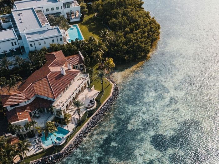 Aerial view of a luxurious waterfront estate, symbolizing massive fortune inheritance and family conflict. Aerial view of a luxurious waterfront estate, symbolizing massive fortune inheritance and family conflict.