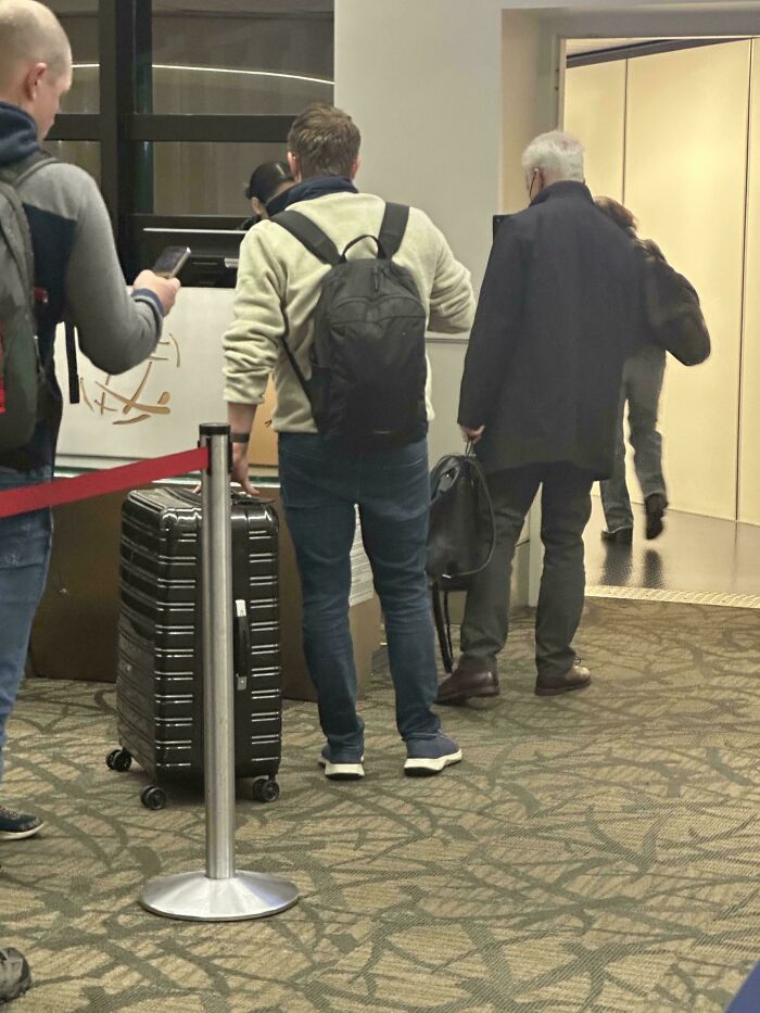 Lock Bag Fail 30 Painful Luggage Fails That Might Make You Think “I’m Glad It’s Not ...