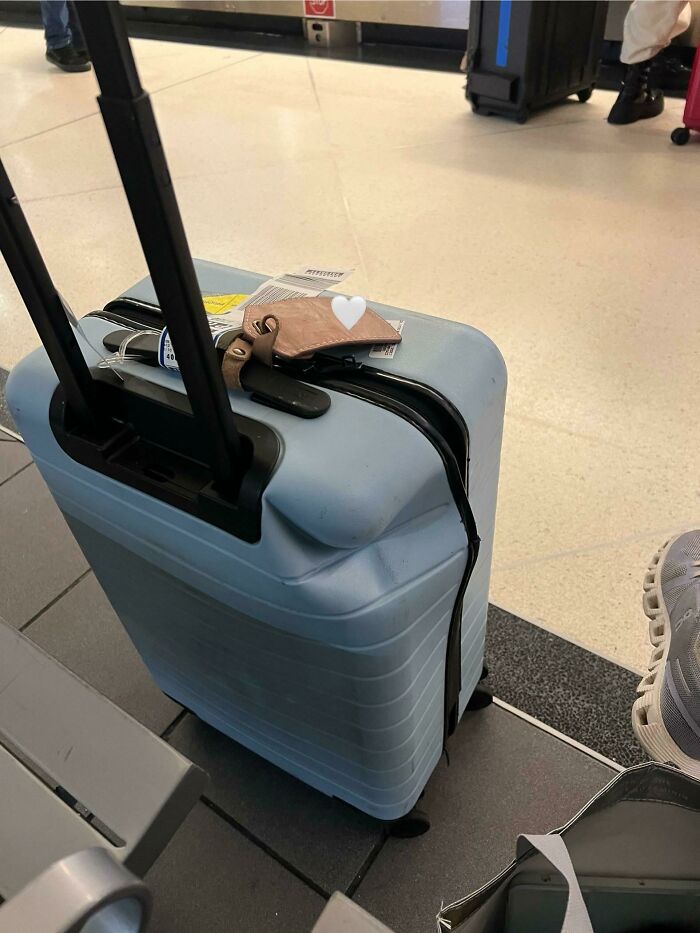 Lock Bag Fail 30 Painful Luggage Fails That Might Make You Think “I’m Glad It’s Not ...