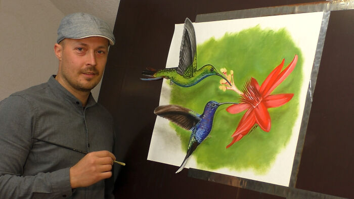 German artist showcasing 3D hummingbird drawing with vibrant colors and realistic depth.