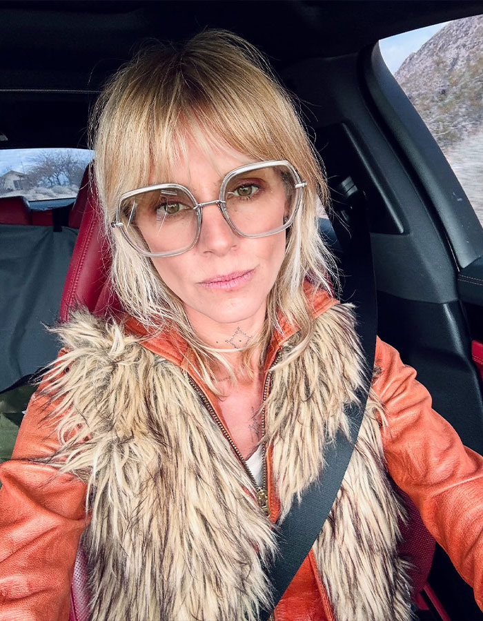 Scrubs star in a fur vest, driving, post-divorce expression, sparking fan concern. Scrubs star in a fur vest, driving, post-divorce expression, sparking fan concern.