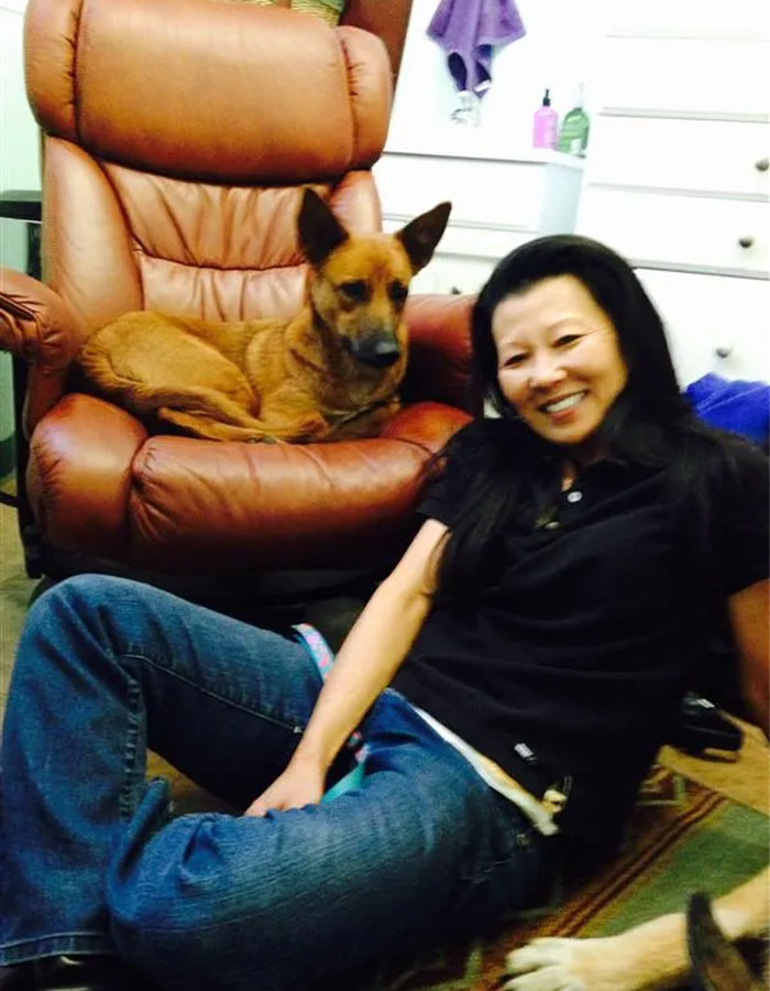 Woman smiling with a dog sitting on a brown leather chair, related to Gene Hackman’s investigators. Woman smiling with a dog sitting on a brown leather chair, related to Gene Hackman’s investigators.