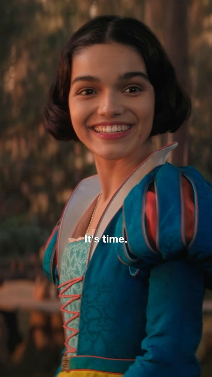 Smiling woman in medieval costume with the text "It's time. Smiling woman in medieval costume with the text "It's time.