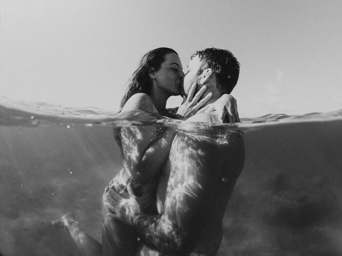 Couple kissing underwater in one of the best engagement photos of 2025, captured in black and white.