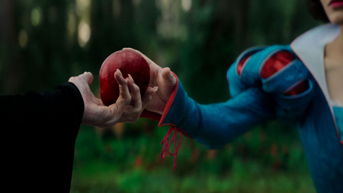 Snow White receives red apple, symbolic scene in Disney's film. Snow White receives red apple, symbolic scene in Disney's film.