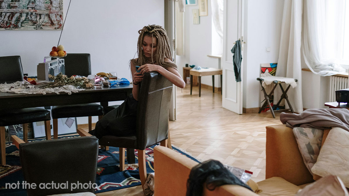 Woman Sick Of Always Cleaning Friend’s Mess So Her Aunt Lets Them Stay Rent-Free, Finally Snaps