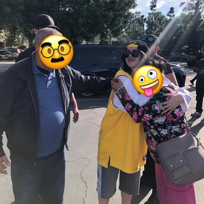 Billie Eilish look-alike in yellow jersey surrounded by fans, causing excitement at the mall. Billie Eilish look-alike in yellow jersey surrounded by fans, causing excitement at the mall.