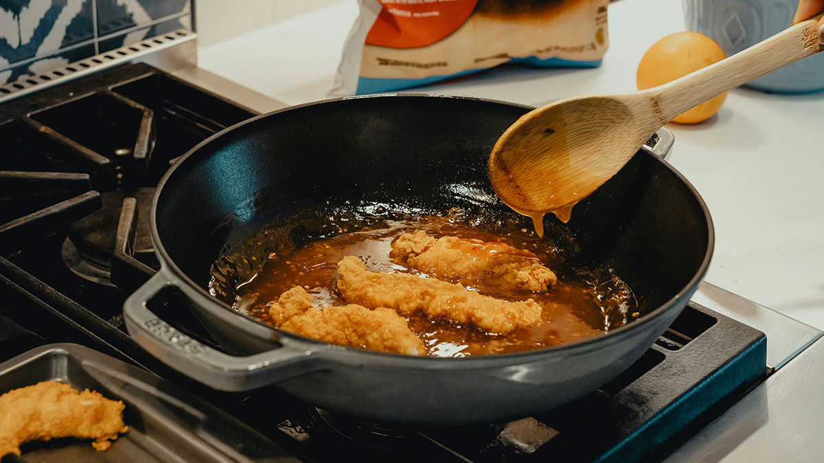 Clueless Guy Ruins $200 Pan That His GF Sold A Gaming Console To Get Him, She’s Devastated