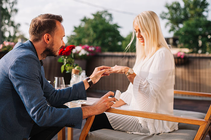 Woman Expects BF To Propose To Her During Friend’s Wedding, He Dumps Her Instead Woman Expects BF To Propose To Her During Friend’s Wedding, He Dumps Her Instead