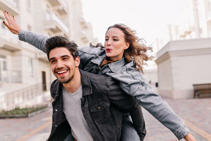 “Cheeks Sore From Laughing”: 30 Green Flags To Look For When Dating