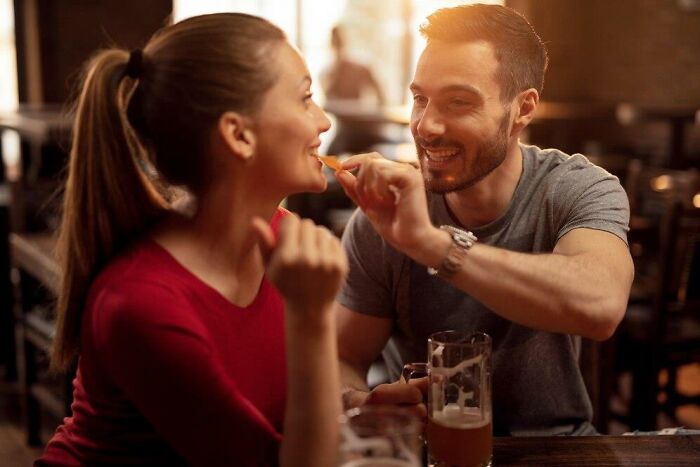“Cheeks Sore From Laughing”: 30 Green Flags To Look For When Dating