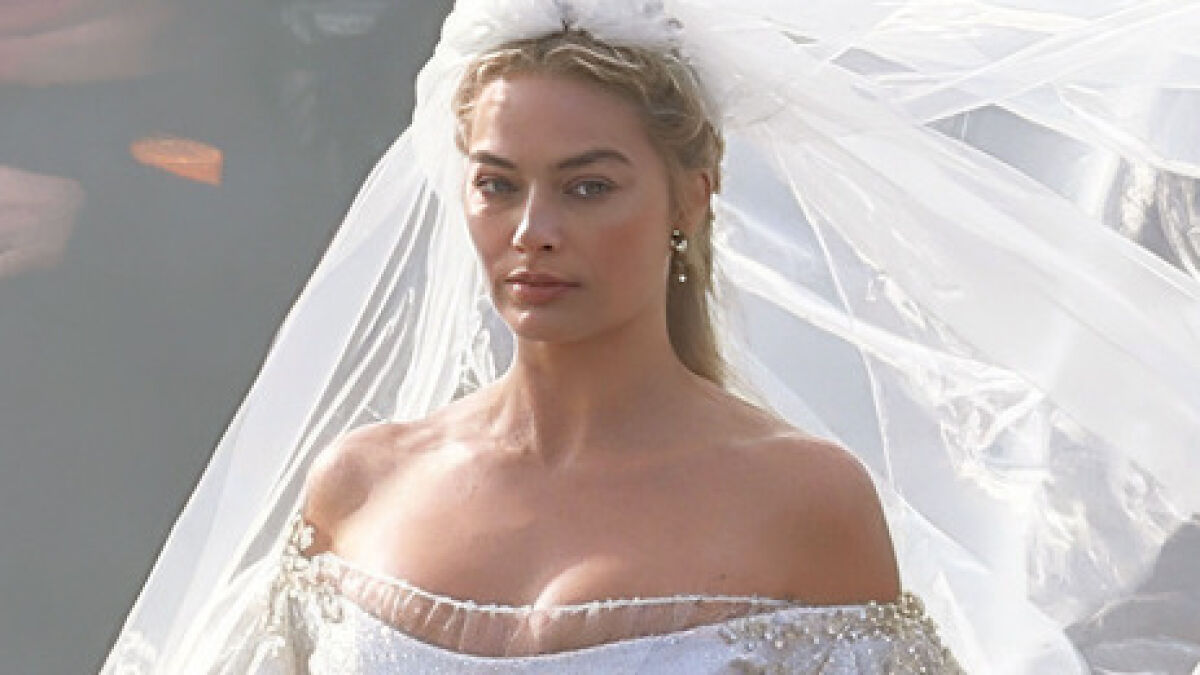 “Just Ruined My Entire Week”: Fans Rip Into Margot Robbie’s Wuthering Heights Costume