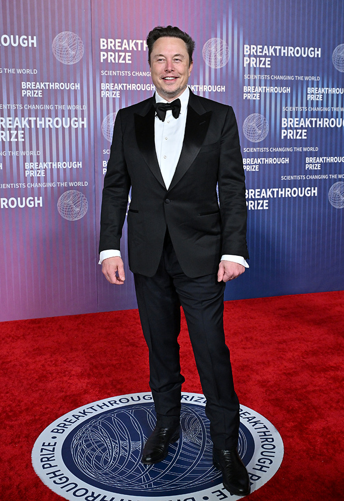Man in a tuxedo at the Breakthrough Prize event, amidst Hollywood's Ozempic beauty standards debate. Man in a tuxedo at the Breakthrough Prize event, amidst Hollywood's Ozempic beauty standards debate.
