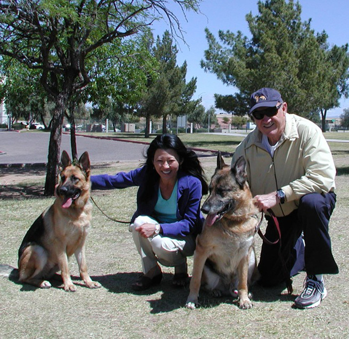 Gene Hackman and Betsy Arakawa smiling with two German Shepherds. Gene Hackman and Betsy Arakawa smiling with two German Shepherds.