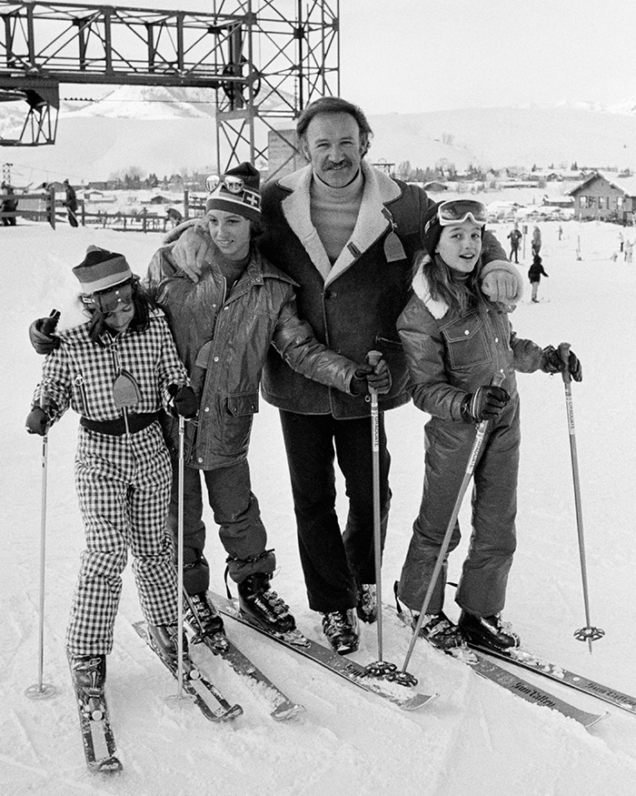 Gene Hackman smiling with kids on snowy slopes. Gene Hackman smiling with kids on snowy slopes.