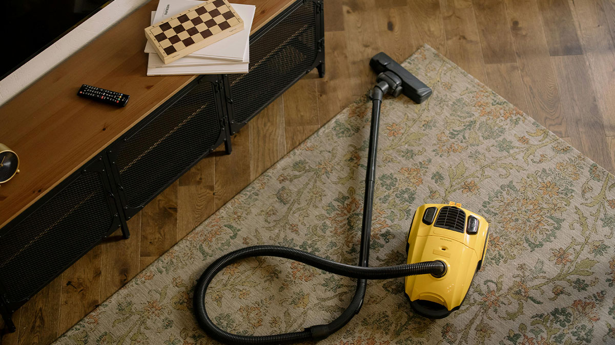 Guy Announces A Big Surprise For Wife’s 50th Jubilee, Turns Out It’s Just A Vacuum