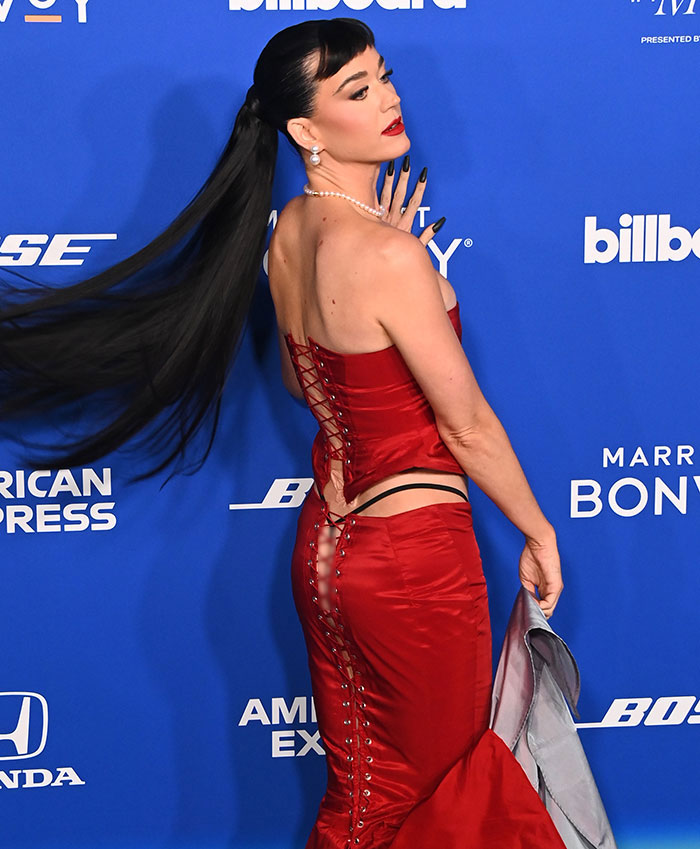 “Plumber’s Crack”: Internet Reacts To Risqué Red Carpet Trend Of Stars Flashing Their Rears “Plumber’s Crack”: Internet Reacts To Risqué Red Carpet Trend Of Stars Flashing Their Rears