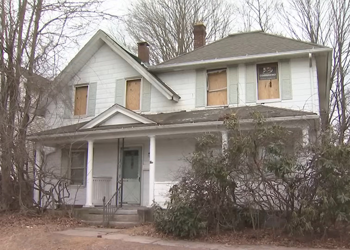 Abandoned house with boarded windows, related to a story involving imprisonment and escape. Abandoned house with boarded windows, related to a story involving imprisonment and escape.