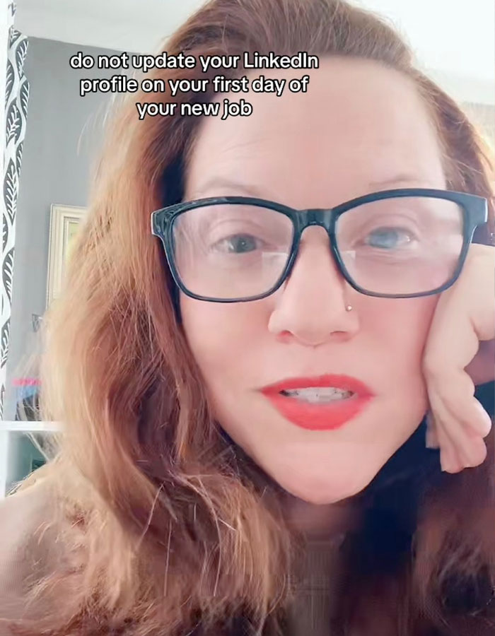 Résumé writing pro giving advice on LinkedIn updates, wearing glasses, discussing common mistakes in 2025. Résumé writing pro giving advice on LinkedIn updates, wearing glasses, discussing common mistakes in 2025.