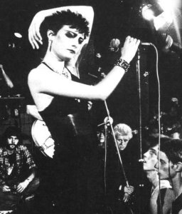 siouxsie_onstage2-67c7bef879ad2.jpg