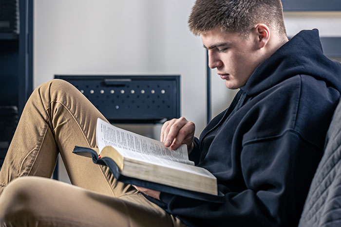 Stepmom Tries To Censor What 16YO Reads, He Decides Not To Visit His Dad Anymore Stepmom Tries To Censor What 16YO Reads, He Decides Not To Visit His Dad Anymore