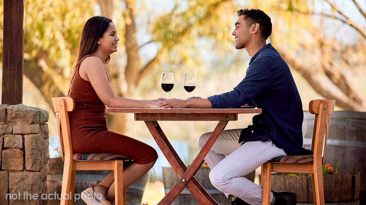 Guy’s Mom And Sister Muscle In To Go On “Date” In His GF’s Place, She’s Simply Flabbergasted