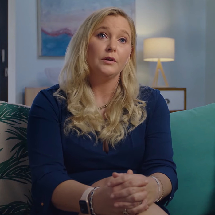 Woman sitting on a couch, discussing a suspicious incident involving Prince Andrew's accuser in an interview setting. Woman sitting on a couch, discussing a suspicious incident involving Prince Andrew's accuser in an interview setting.