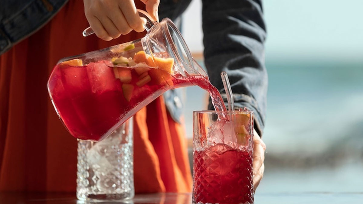 25YO Embarrasses Drunk Coworker At Office Party By Revealing That The Punch Had No Alcohol