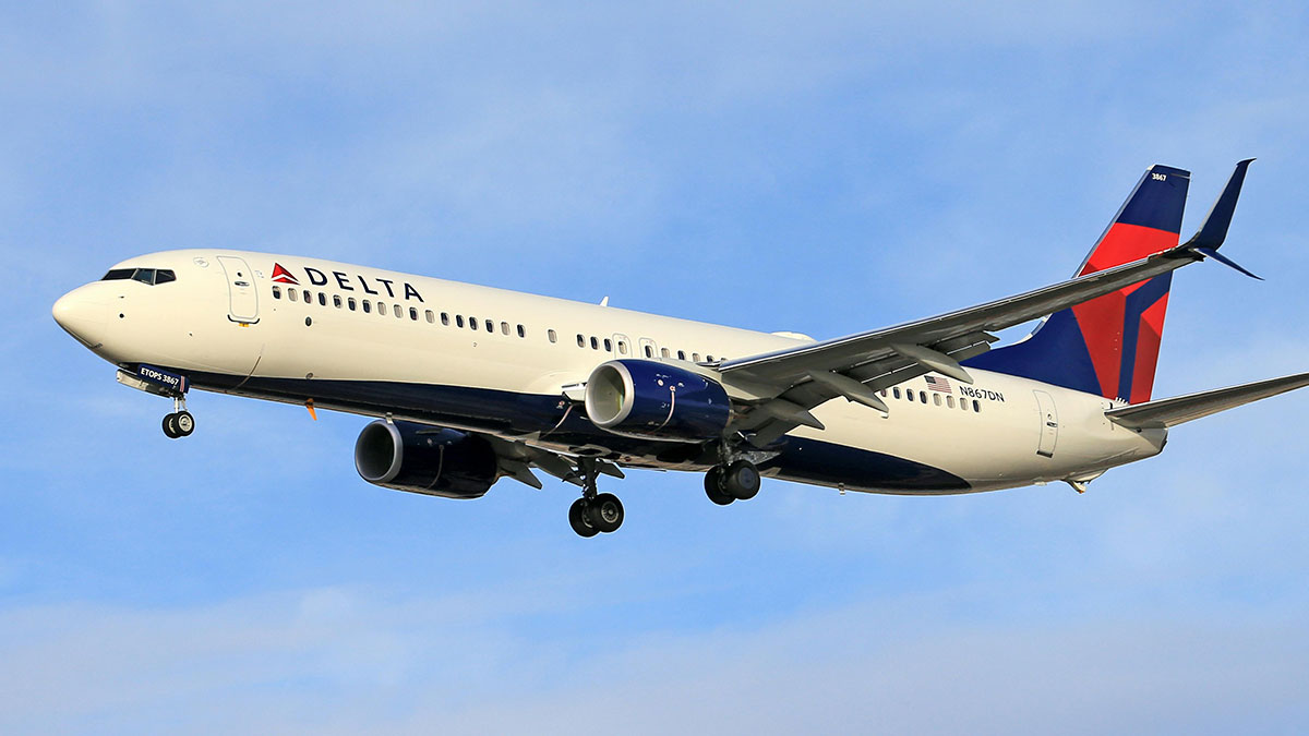 Grandma Fakes Disability To Steal Aisle Seat, Tall Guy Who Booked It Refuses To Let Her Take It