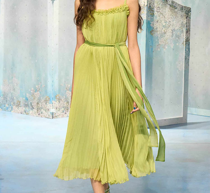 Woman's Green Dress Sparks Major Wedding Controversy, Bride Is Left Fuming Woman's Green Dress Sparks Major Wedding Controversy, Bride Is Left Fuming