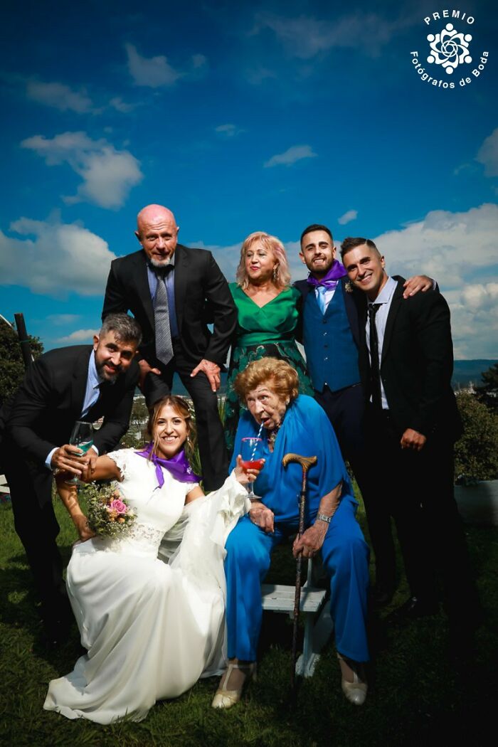 A joyful wedding group portrait at the 2025 Premios FDB Awards, featuring a diverse range of smiling guests.