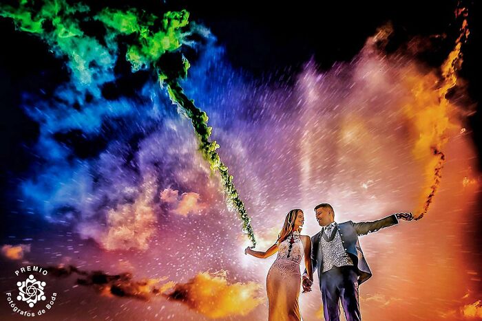 Couple holding colorful smoke in an award-winning wedding photo at Premios FDB 2025.