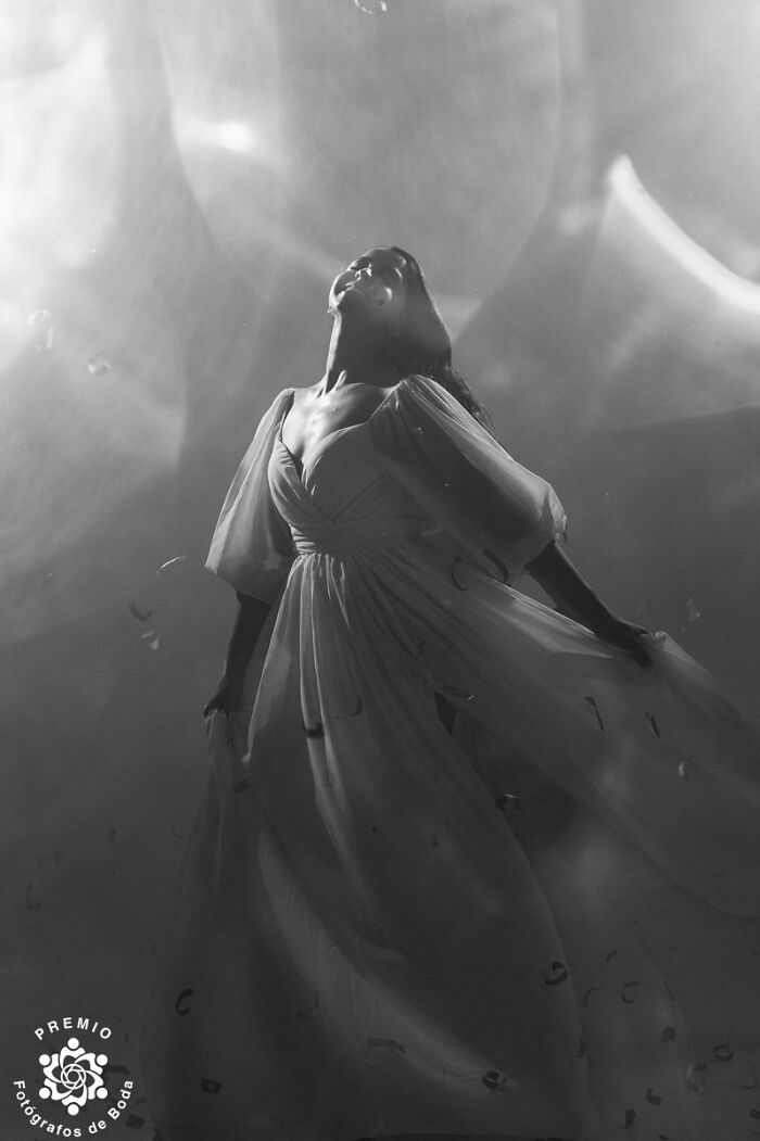 A bride in an ethereal pose, wearing a flowing gown, captured underwater at the 2025 Premios FDB wedding awards.