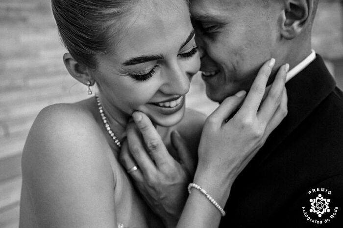 Couple sharing an intimate moment at the 2025 Premios FDB wedding photo awards, smiling closely together.