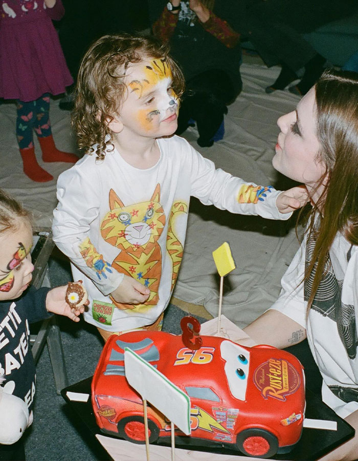 Julia Fox Tells Women To Avoid ‘Losers’ After Being Excluded From Son’s Baptism Julia Fox Tells Women To Avoid ‘Losers’ After Being Excluded From Son’s Baptism