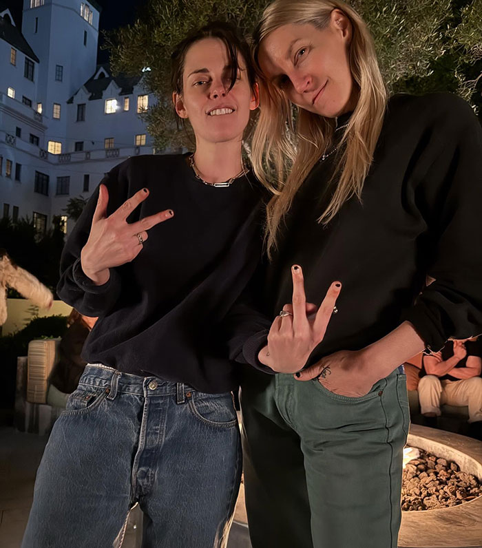 "Prettier In Her Twilight Days": Fans React To Kristen Stewart's Style At Her Wedding With Girlfriend "Prettier In Her Twilight Days": Fans React To Kristen Stewart's Style At Her Wedding With Girlfriend