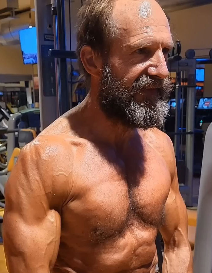 Hollywood icon with a muscular physique at the gym, showcasing an impressive transformation at age 62. Hollywood icon with a muscular physique at the gym, showcasing an impressive transformation at age 62.