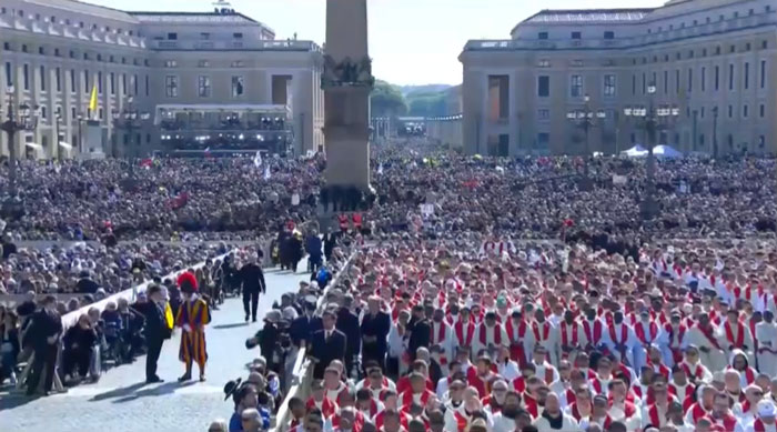 Thousands gather in St. Peter’s Square for a final farewell to Pope Francis, amidst applause and solemn ceremonies. Thousands gather in St. Peter’s Square for a final farewell to Pope Francis, amidst applause and solemn ceremonies.