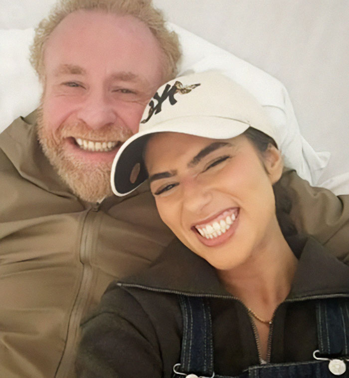 Smiling couple on vacation; man passes away, burial location undisclosed. Smiling couple on vacation; man passes away, burial location undisclosed.