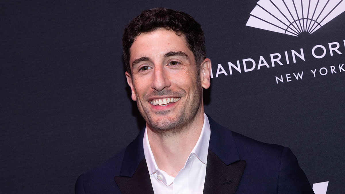 Actor Jason Biggs Nearly Unrecognizable Posing For Cameras In NYC, Says It’s All Due To Healthy Lifestyle