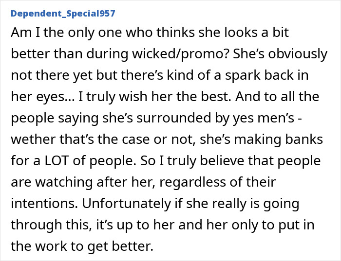 Text from a Reddit user discussing Ariana Grande's appearance and support system. Text from a Reddit user discussing Ariana Grande's appearance and support system.