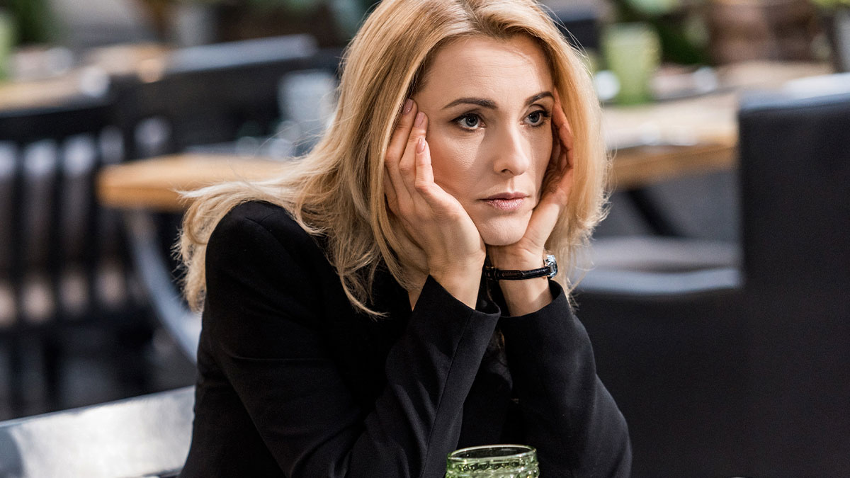 Old Lady Struggles To Order At A Restaurant, Person Witnesses The Manager Taking Advantage Of Her