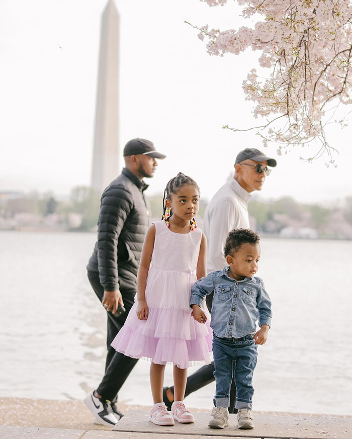 Obama photobombs kids during a photo shoot, with cherry blossoms and Washington Monument in the background. Obama photobombs kids during a photo shoot, with cherry blossoms and Washington Monument in the background.