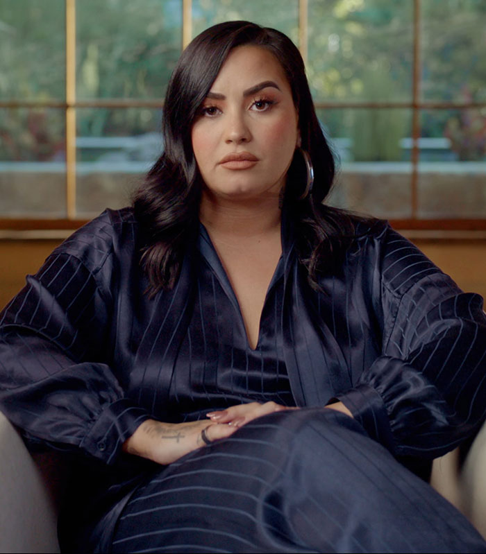 Celebrity in a navy outfit, sitting indoors, with a serious expression, related to accusations regarding a "skinny" frame. Celebrity in a navy outfit, sitting indoors, with a serious expression, related to accusations regarding a "skinny" frame.